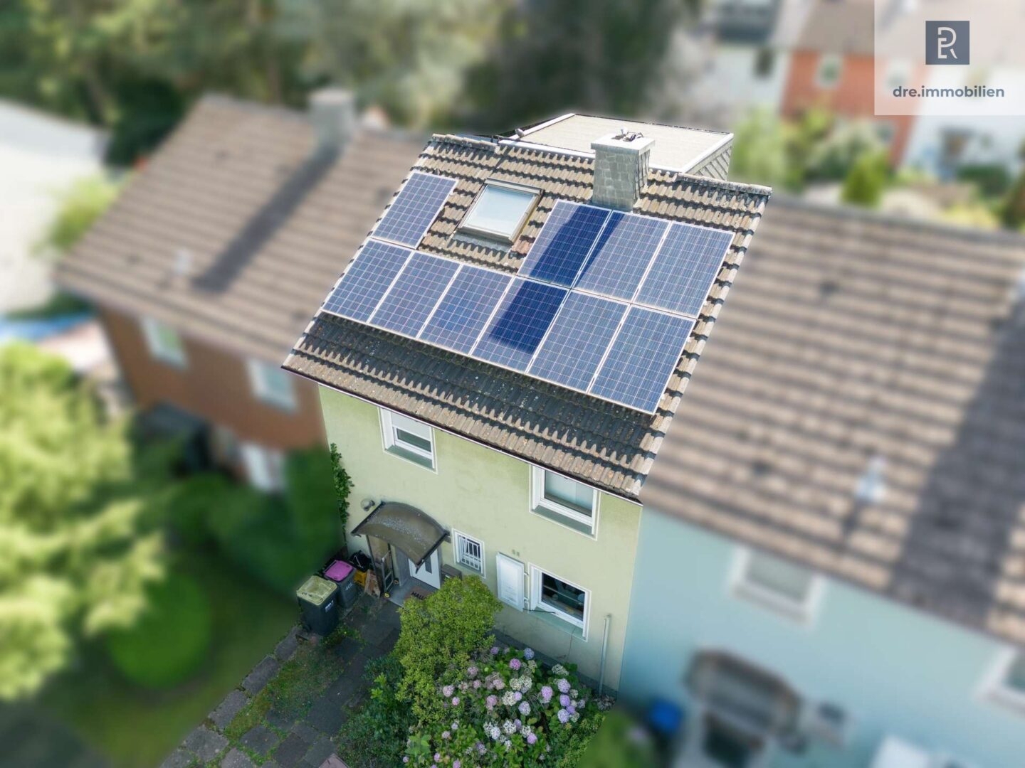 Vorderansicht mit PV-Anlage