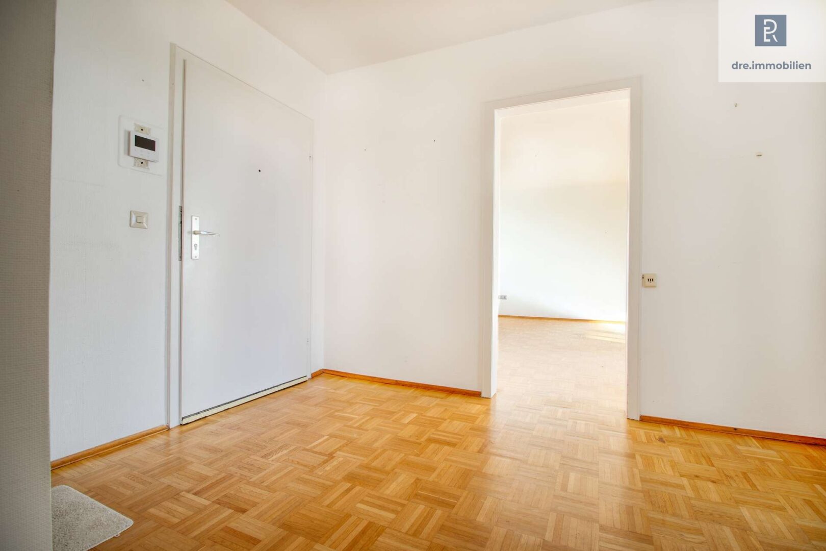 Flur mit Blick ins Wohnzimmer