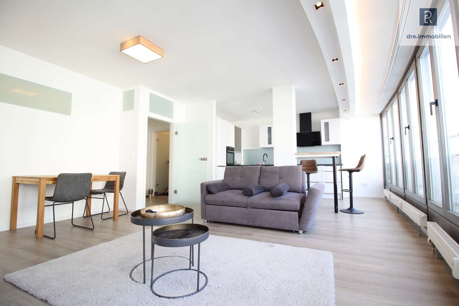 Wohnzimmer mit Blick in Küche