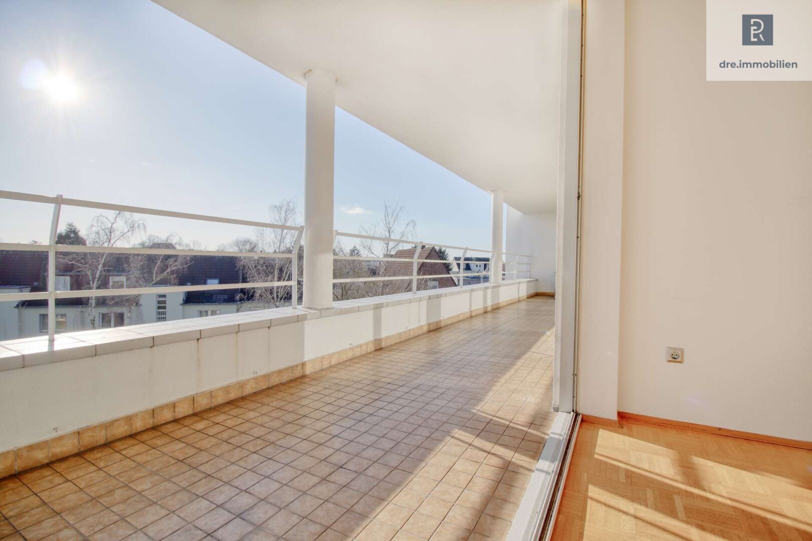 Blick aus Wohnzimmer auf Balkon