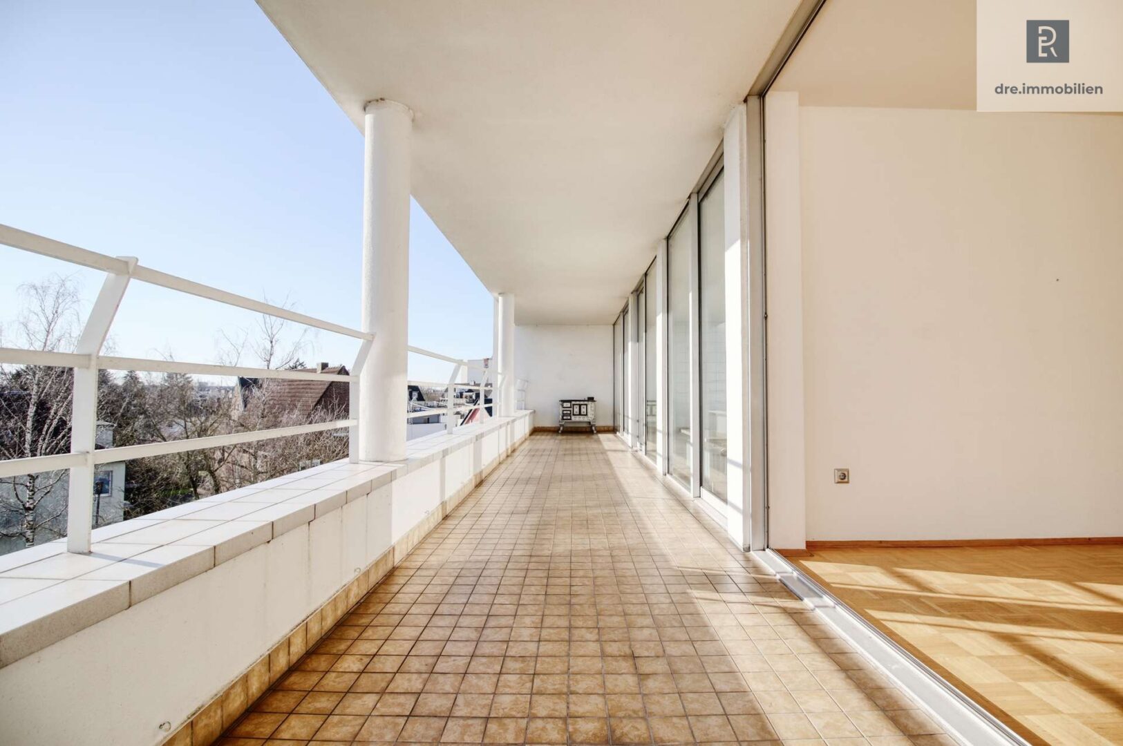 Blick aus Wohnzimmer auf Balkon