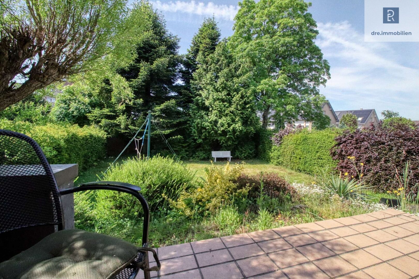 Blick von Terrasse in Garten