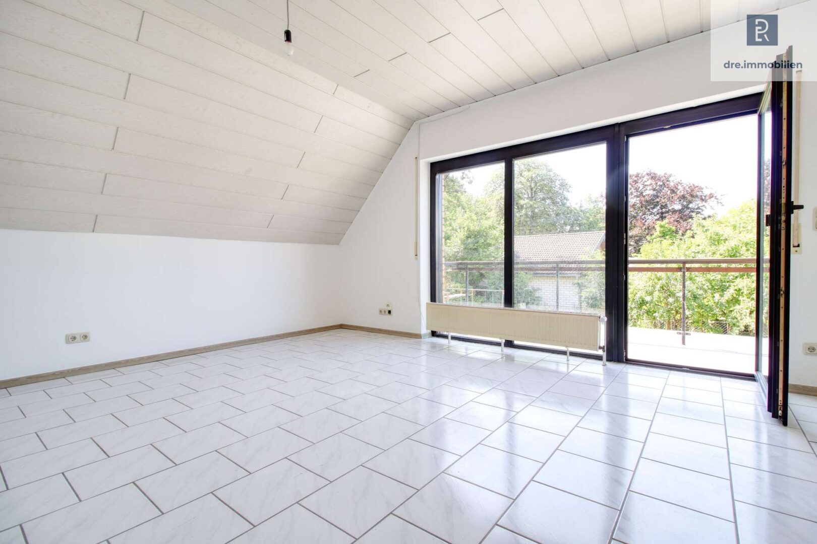 Wohnzimmer mit Blick auf Balkon