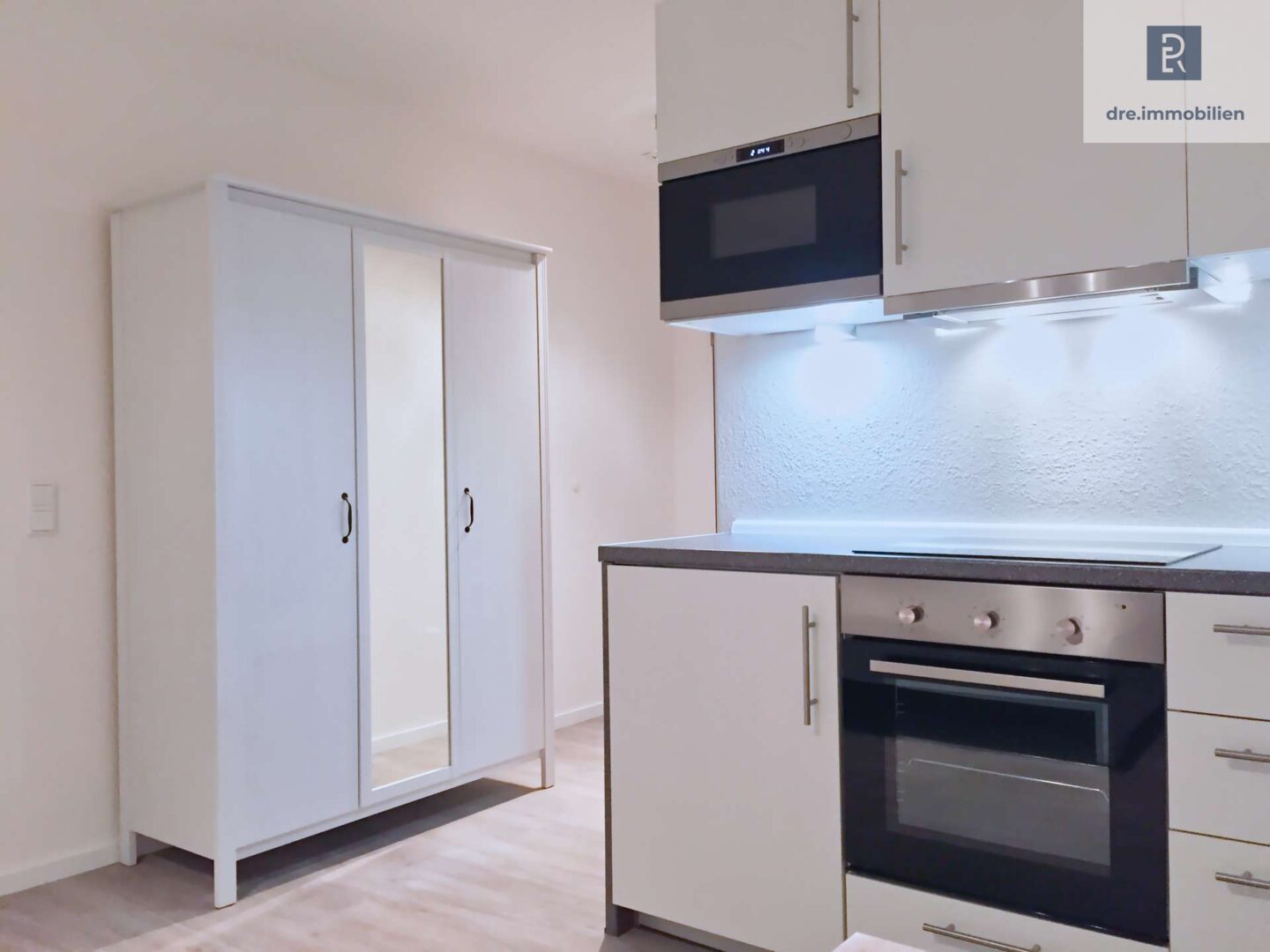 Blick von Wohnraum in Küche und Flur
