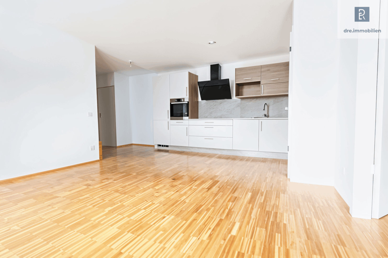 Blick aus Wohnzimmer in Küche