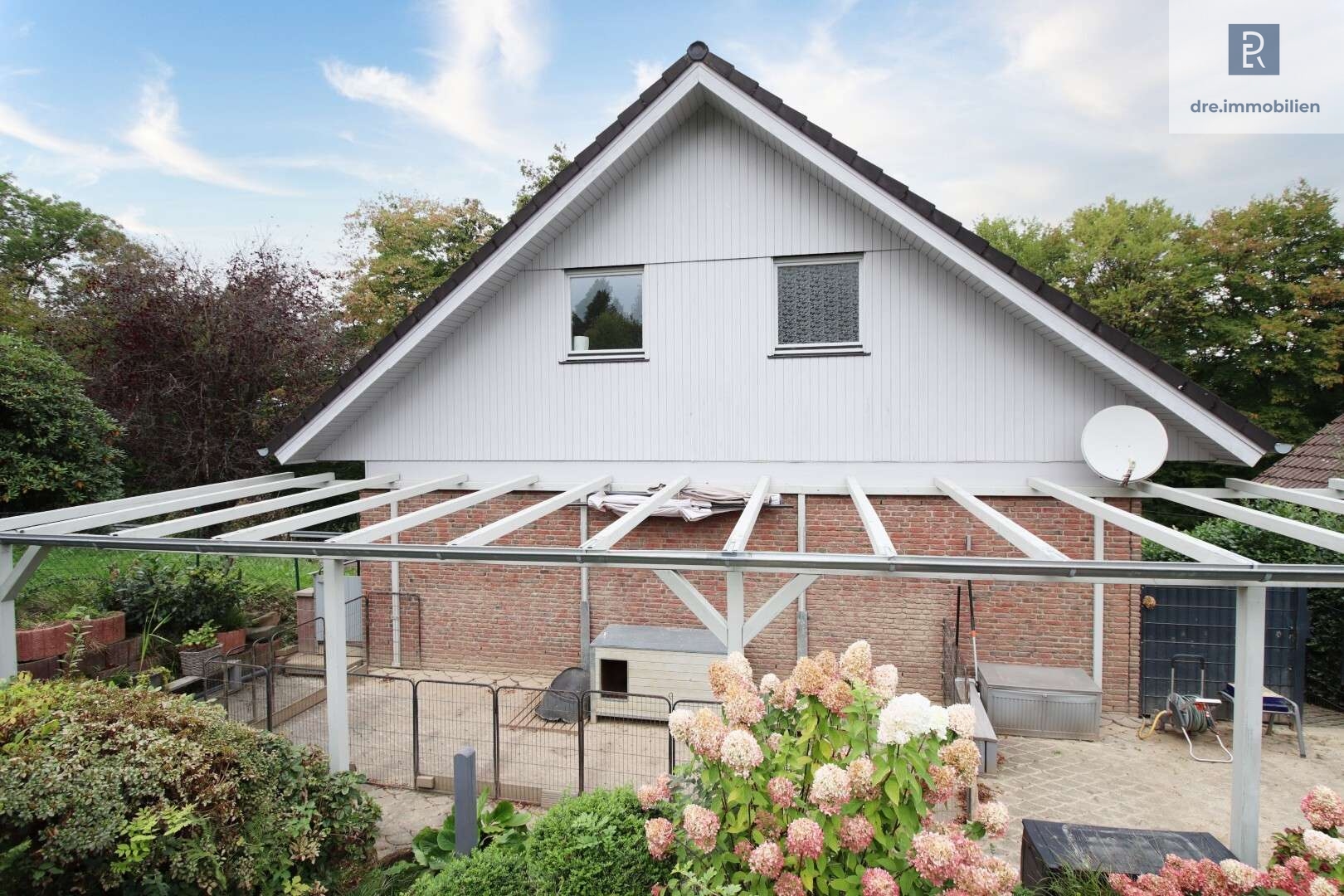 Stilvolle Freiluft-Lounge für Sommerabende und gute Gespräche