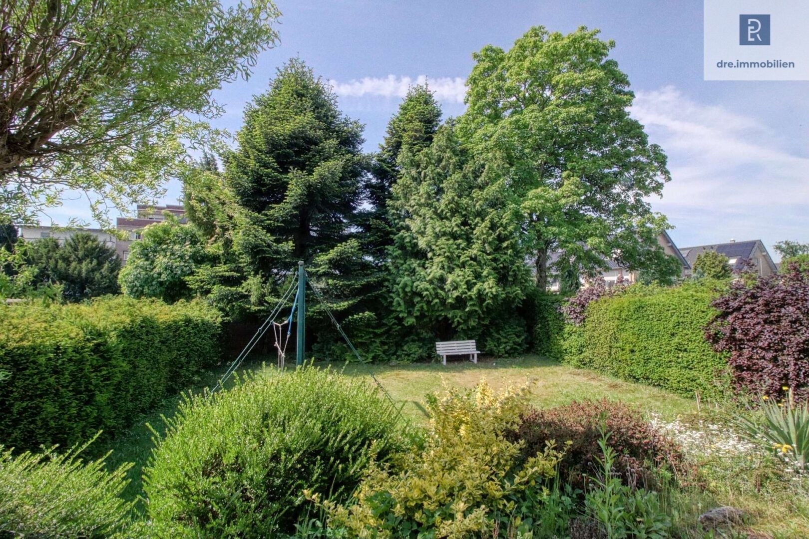 Blick von Terrasse in Garten