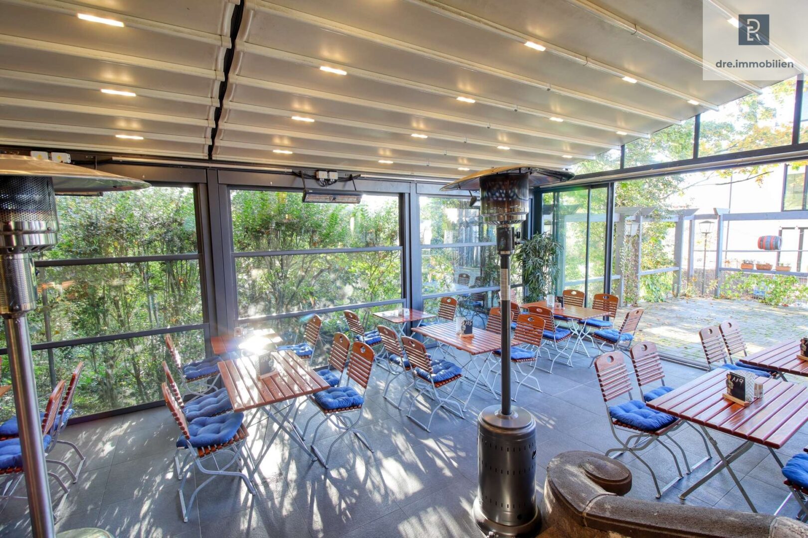 Terrasse mit Dachjalousie