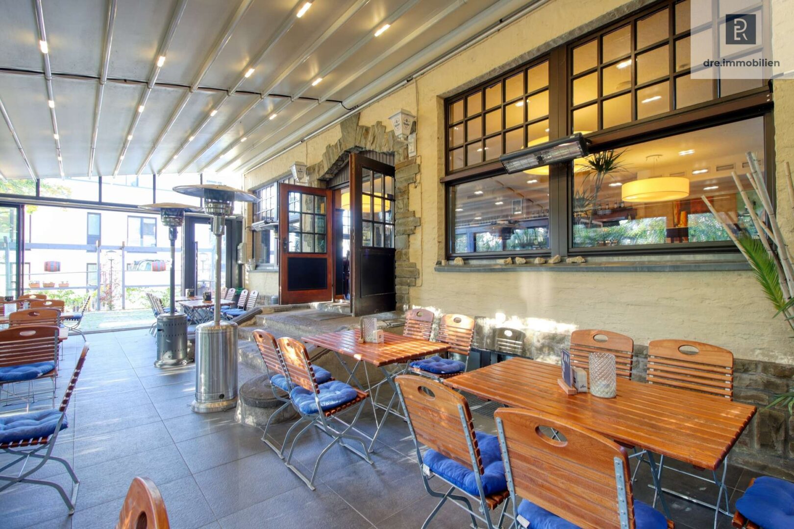 Terrasse mit Dachjalousie