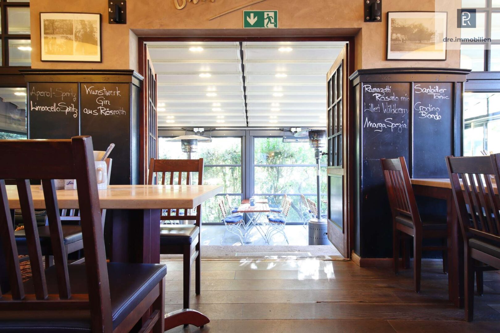 Blick vom Gastraum auf die Terrasse