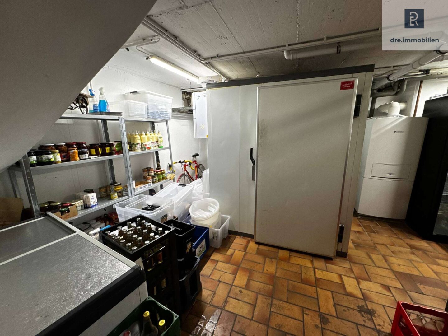 Lager Keller mit Getränkekühlhaus