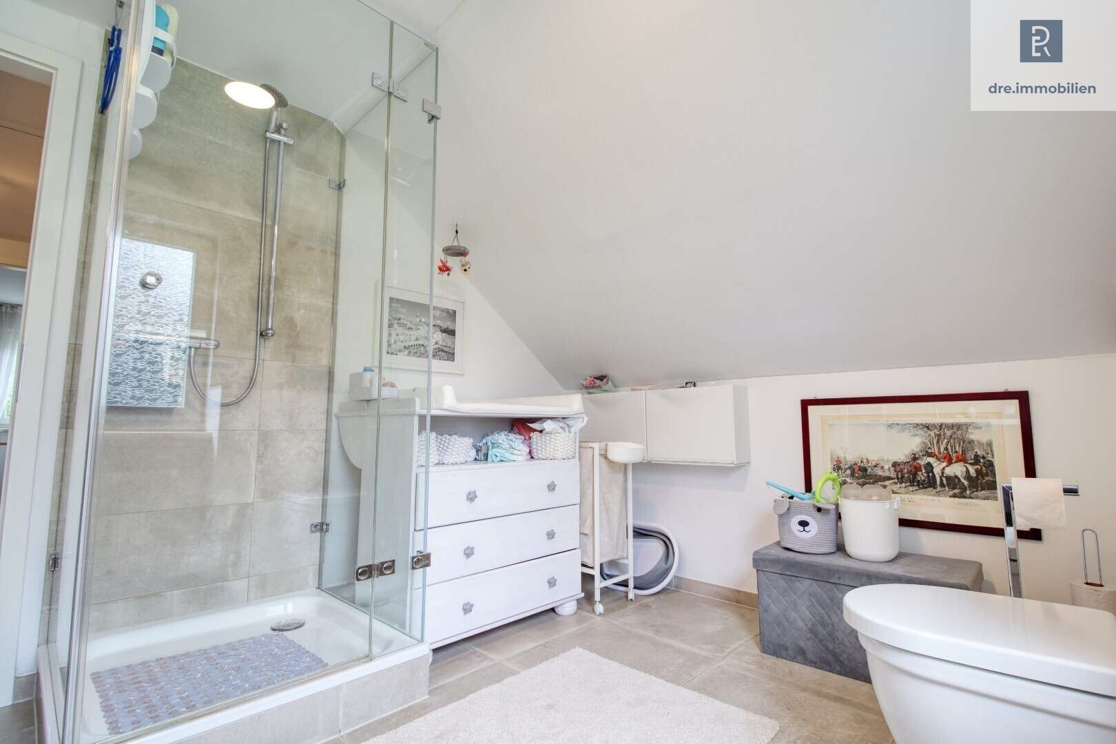 Modernes Feel-Good-Bad mit harmonischer Atmosphäre