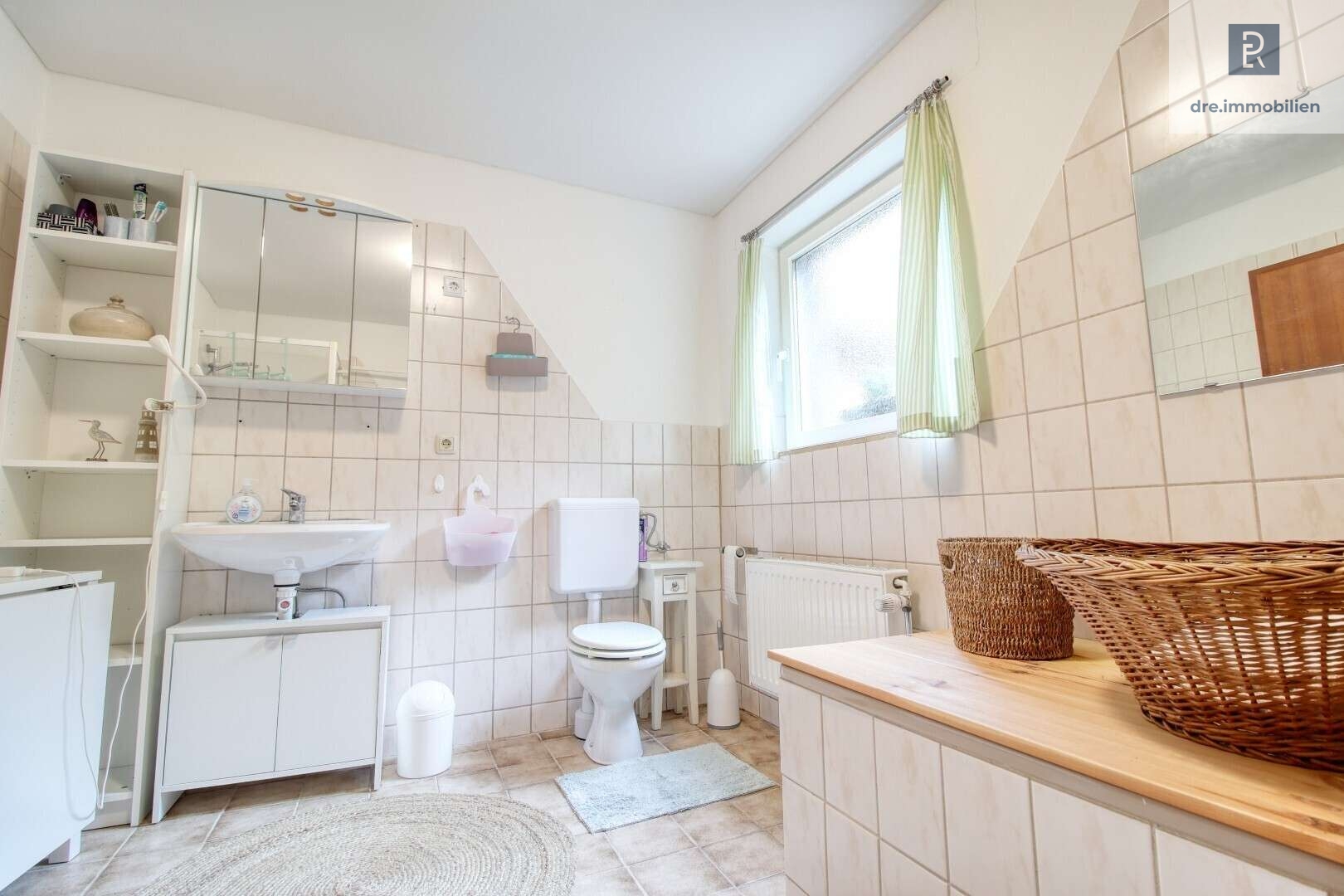 Helles Badezimmer in Einliegerwohnung