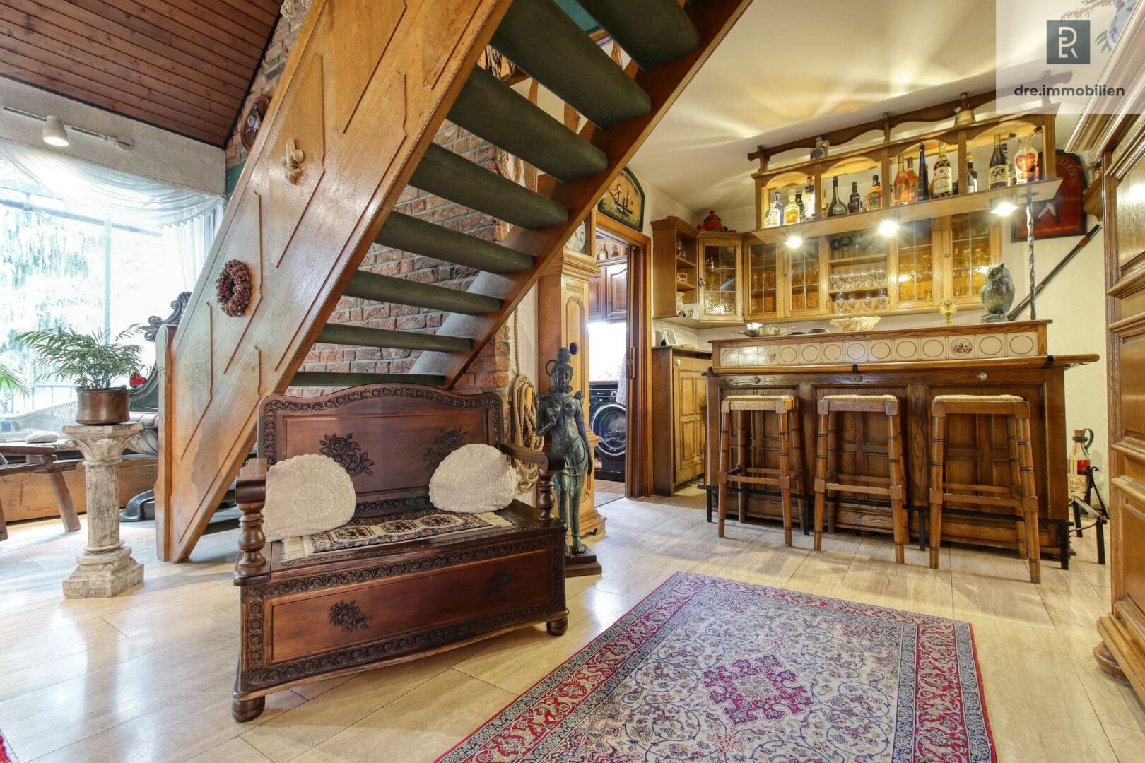 Wohnbereich mit Blick in Küche