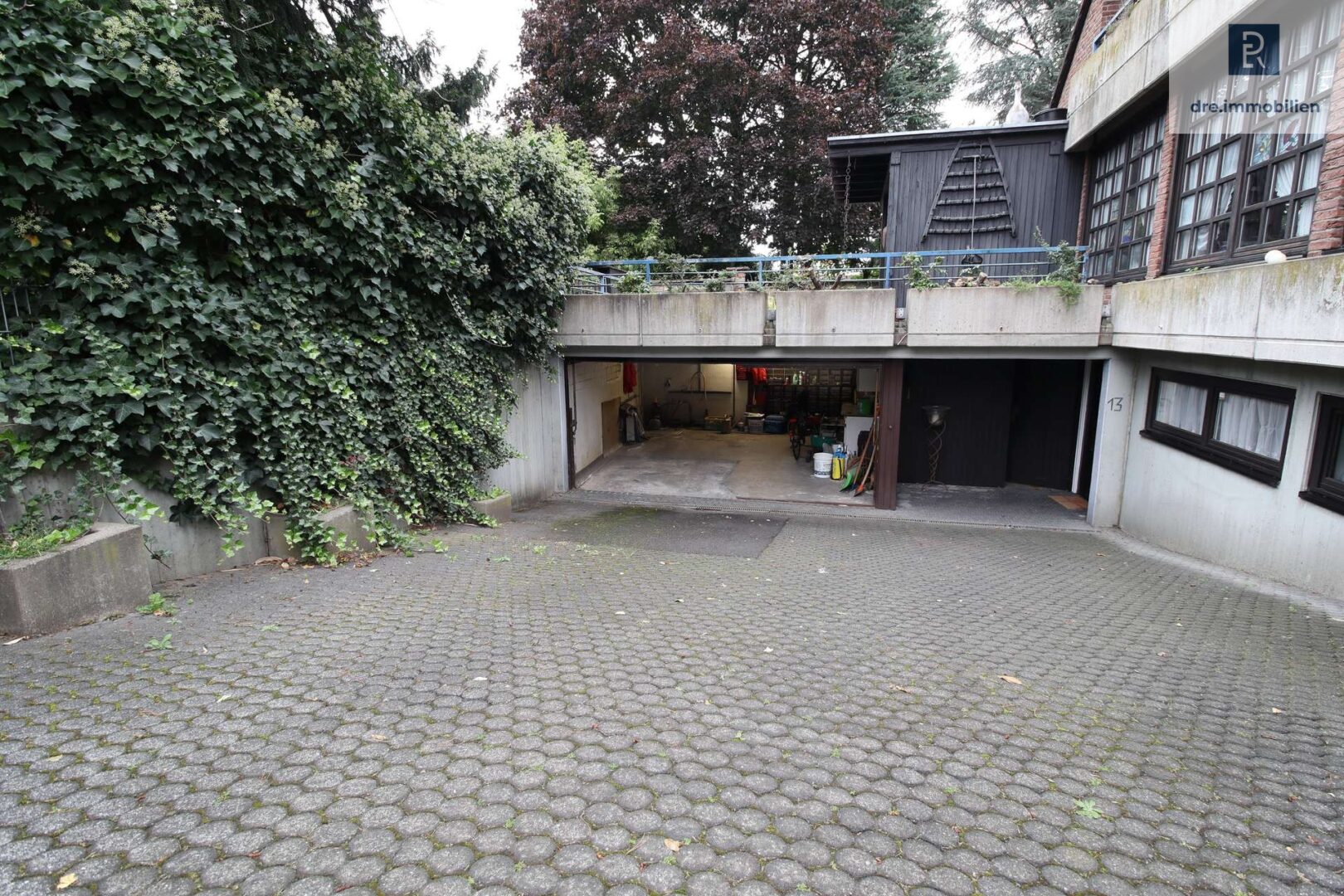 Doppelgarage mit Stellplätzen