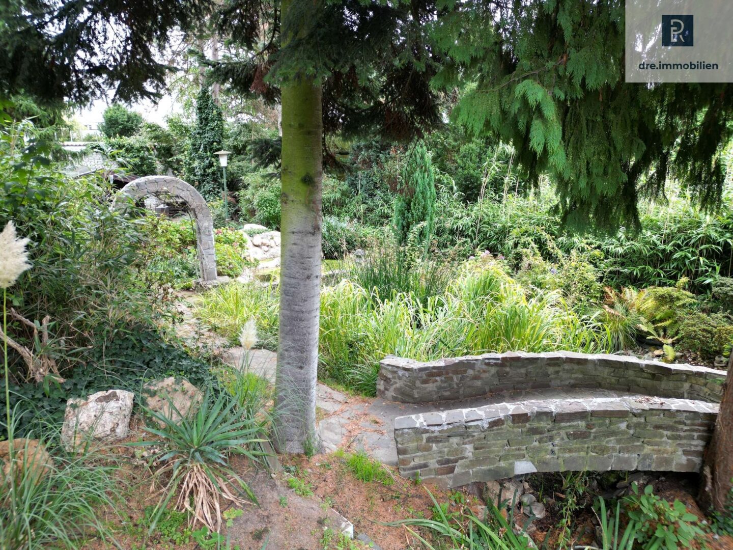 Brücke mit hinterem Gartenbereich