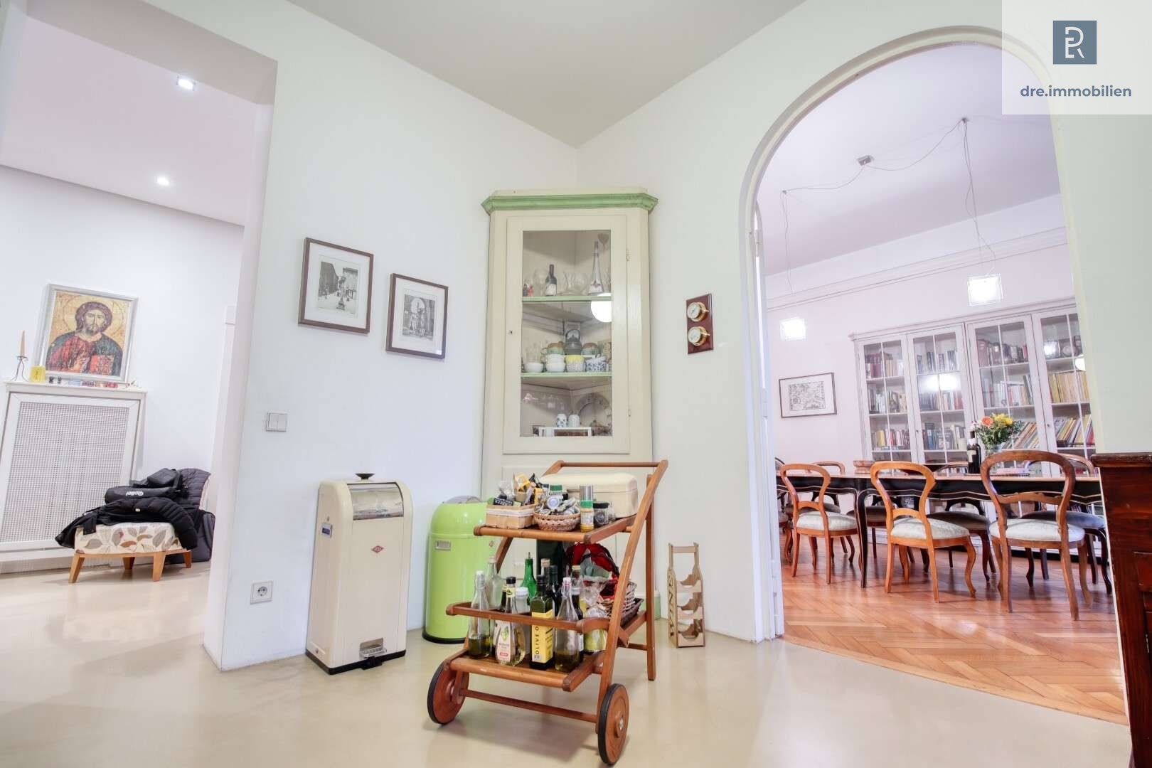 Blick von Küche in Flur und Esszimmer