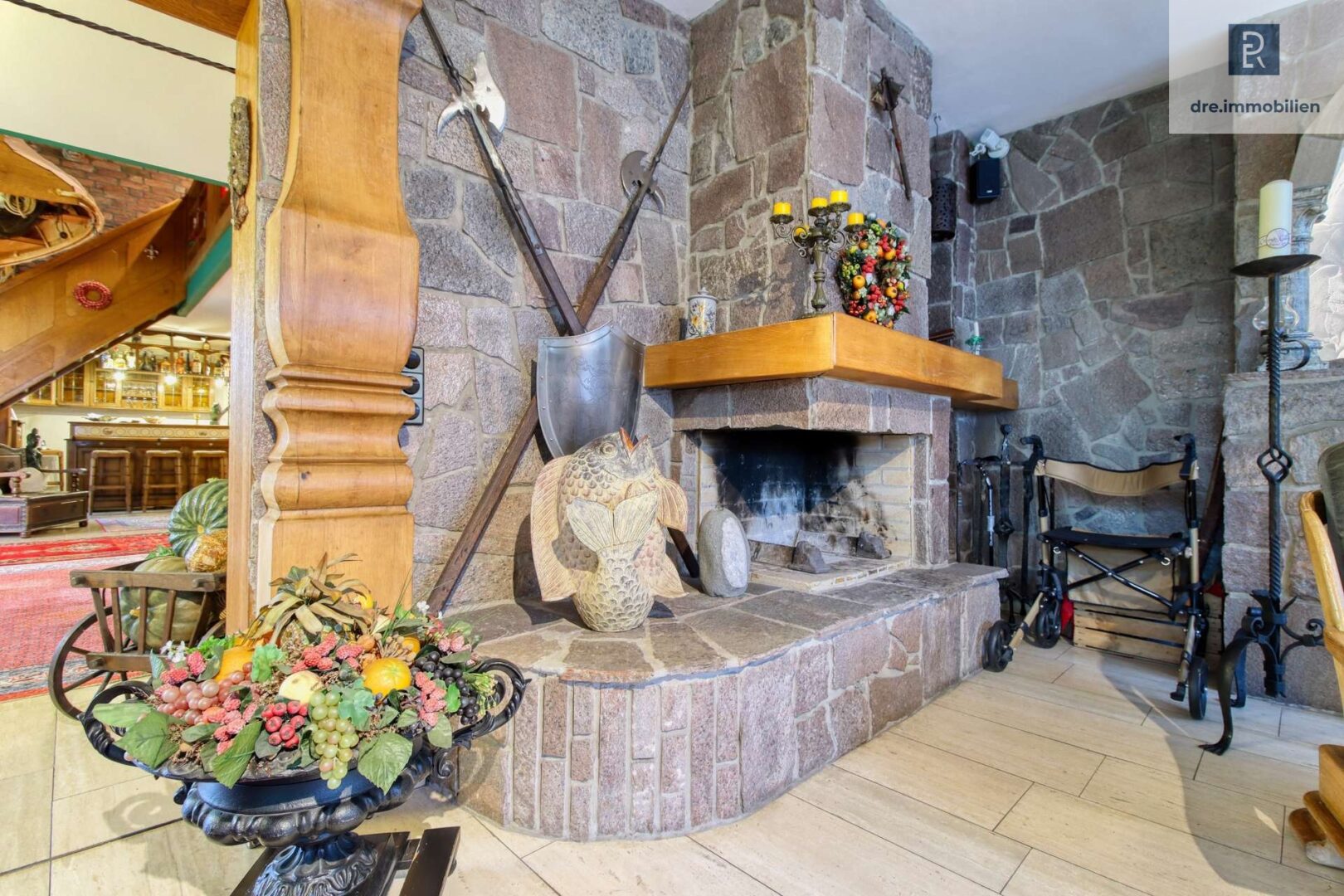 Hinterer Wohnbereich mit Kamin
