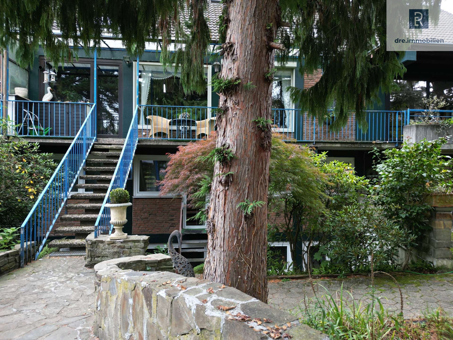 Blick von Brücke auf Haus