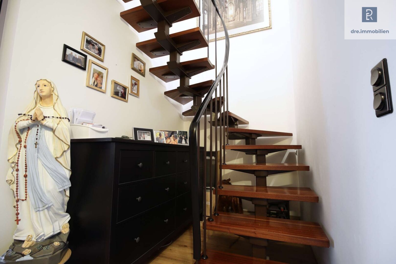 Treppenaufgang: Maisonette-Charme über zwei Ebenen