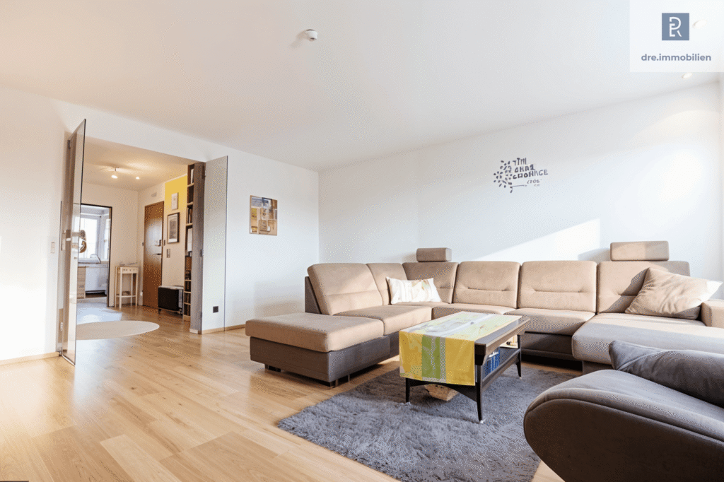 Wohnzimmer: Lichtdurchfluteter Wohnbereich mit Wohlfühlatmosphäre