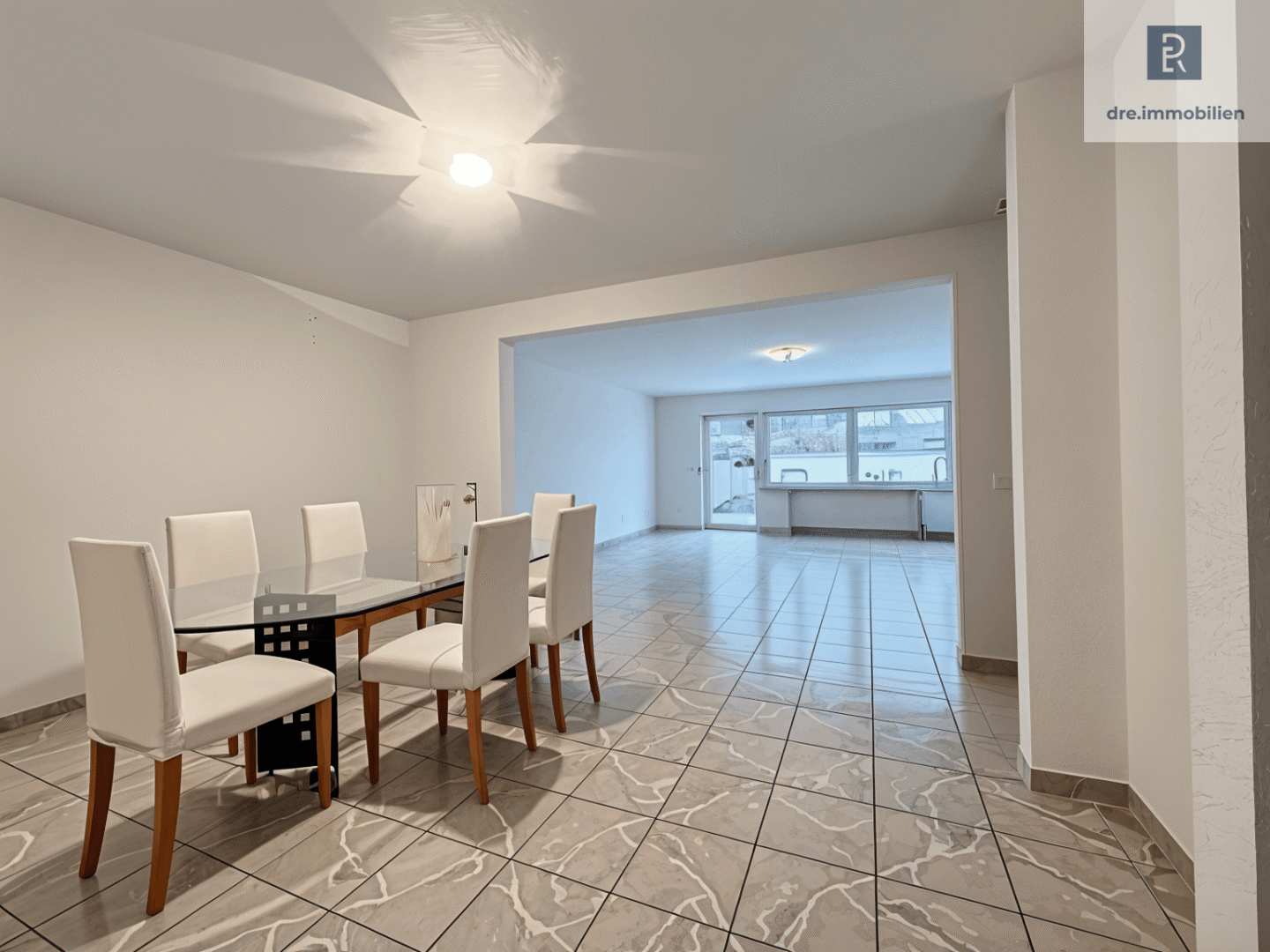 Esszimmer mit Blick ins Wohnzimmer