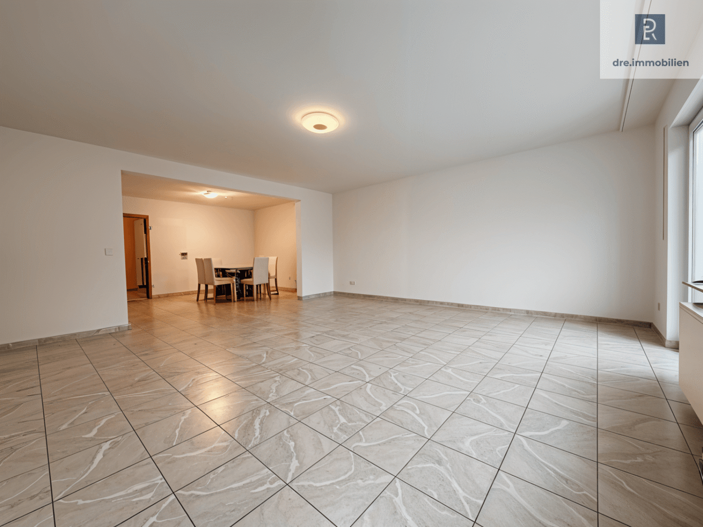 Wohnzimmer mit Blick ins Esszimmer