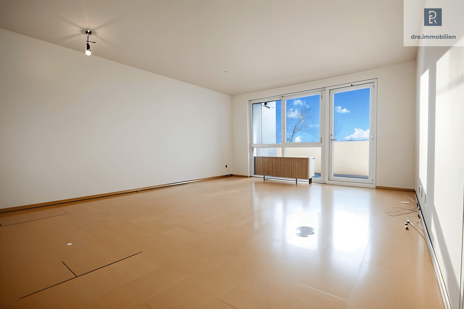 Wohn-/Esszimmer: Blick auf den Balkon