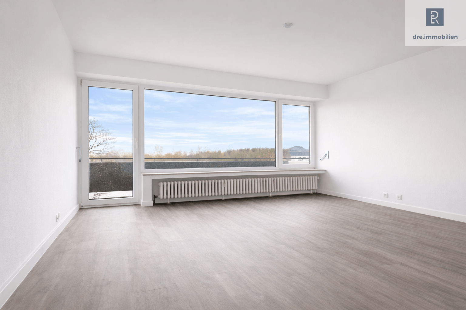 Wohnzimmer mit heller Fensterfront