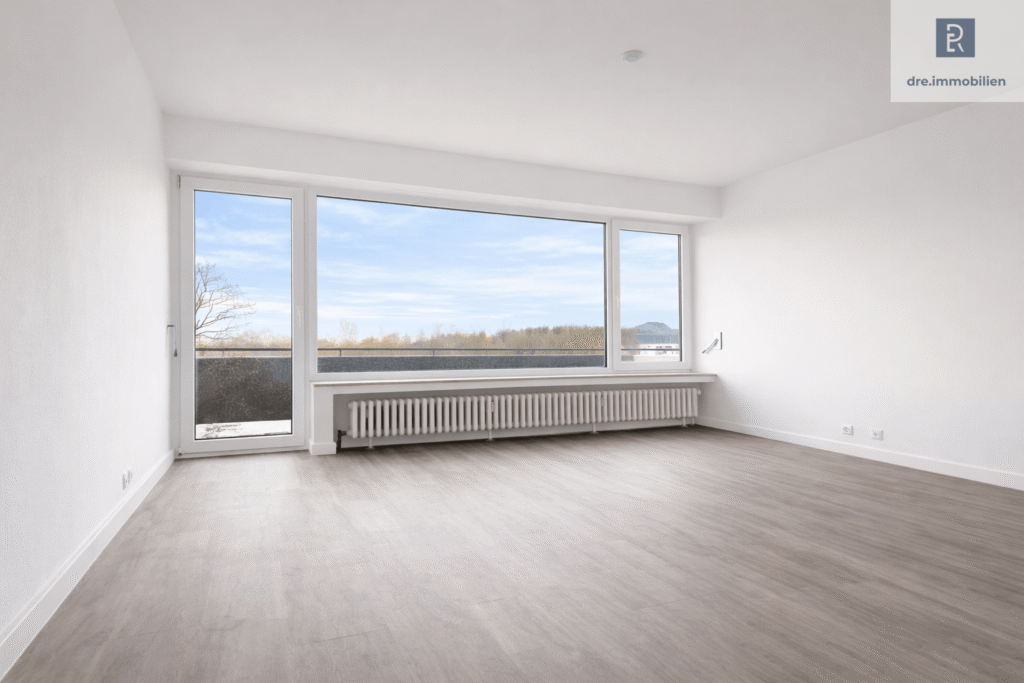 Wohnzimmer mit heller Fensterfront