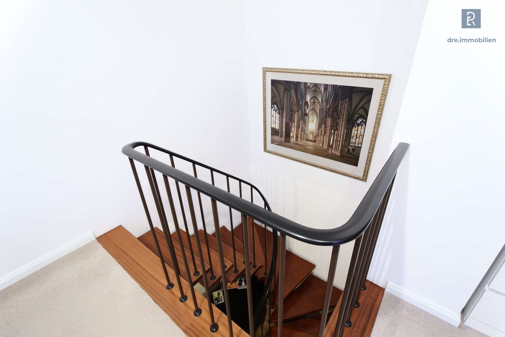 Treppe zur oberen Etage: Perspektive über zwei Ebenen – Ihr Maisonette-Erlebnis