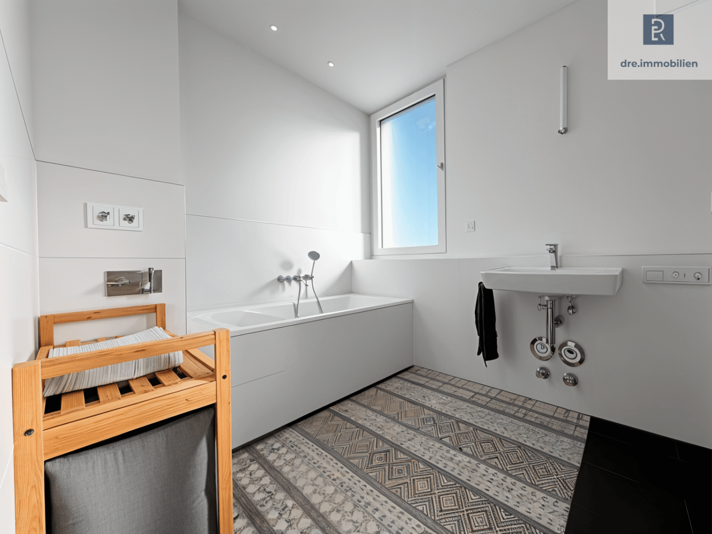 Helles Masterbad mit Wanne und Dusche