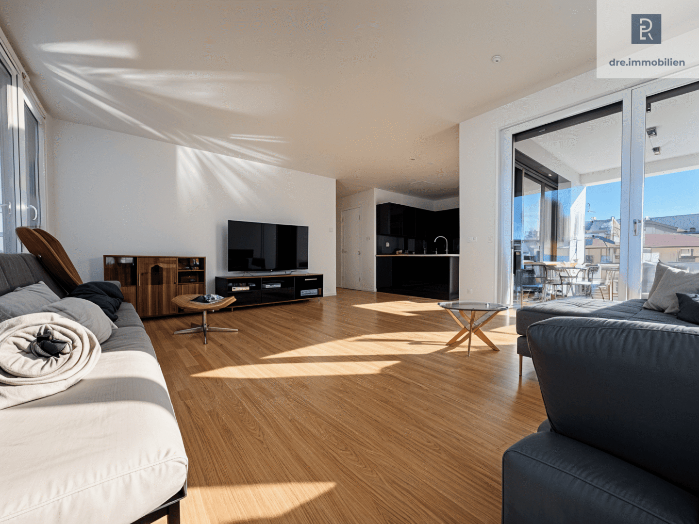 Blick vom Wohnzimmer in die Küche