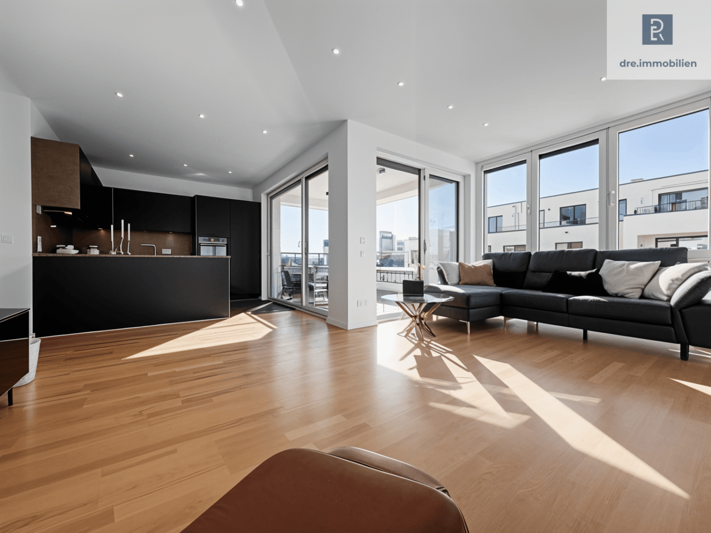 Blick in die Küche und ins Wohnzimmer