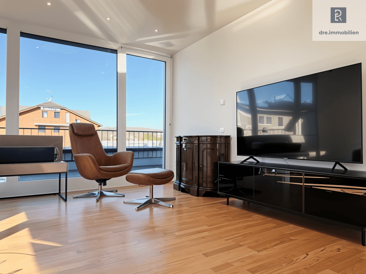 Blick von der Küche ins Wohnzimmer