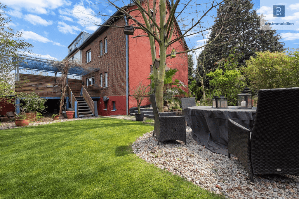 Blick von Freisitz auf Haus und Terrasse