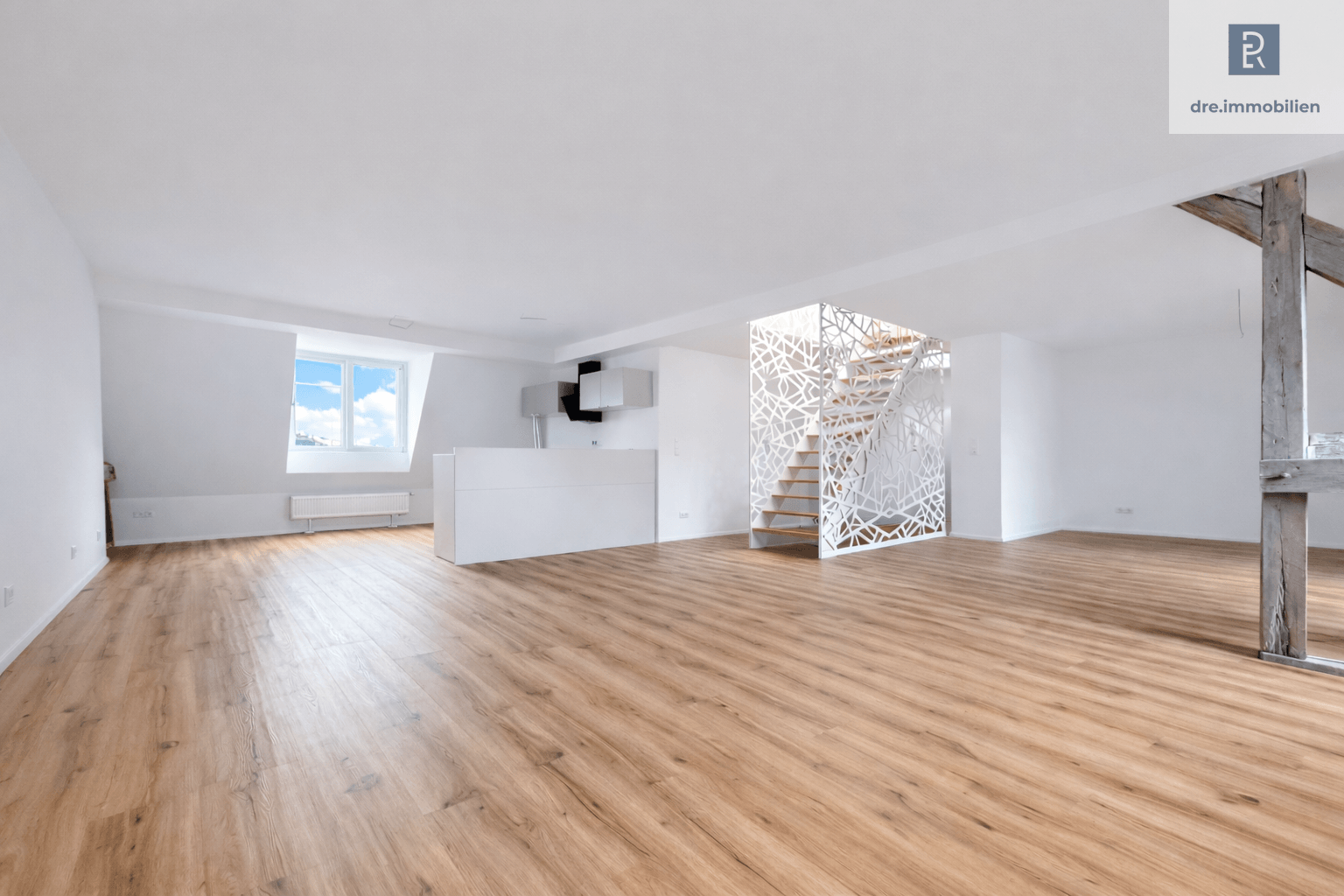 Blick aus Wohnbereich in die Küche