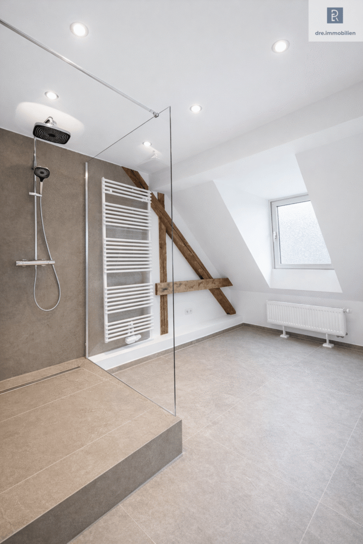 Badezimmer mit Walk-In Dusche