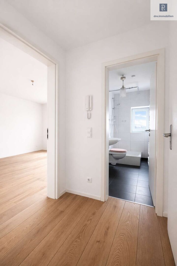 Wohnung EG: Flur - Blick ins Badezimmer