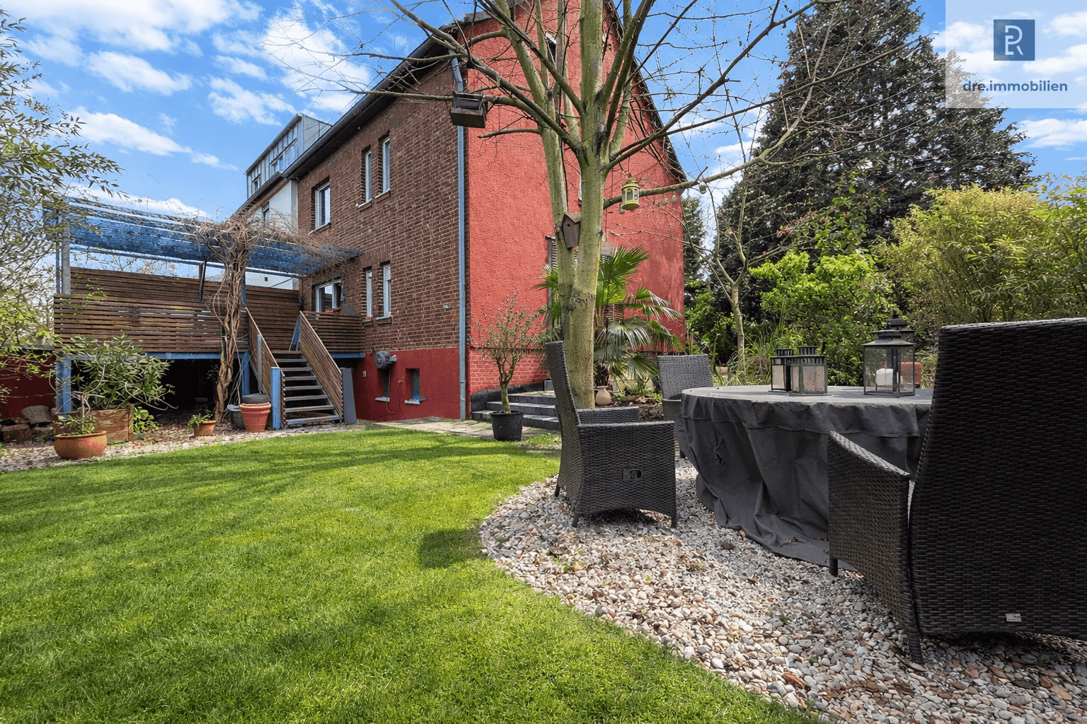 Blick von Freisitz auf Haus und Terrasse