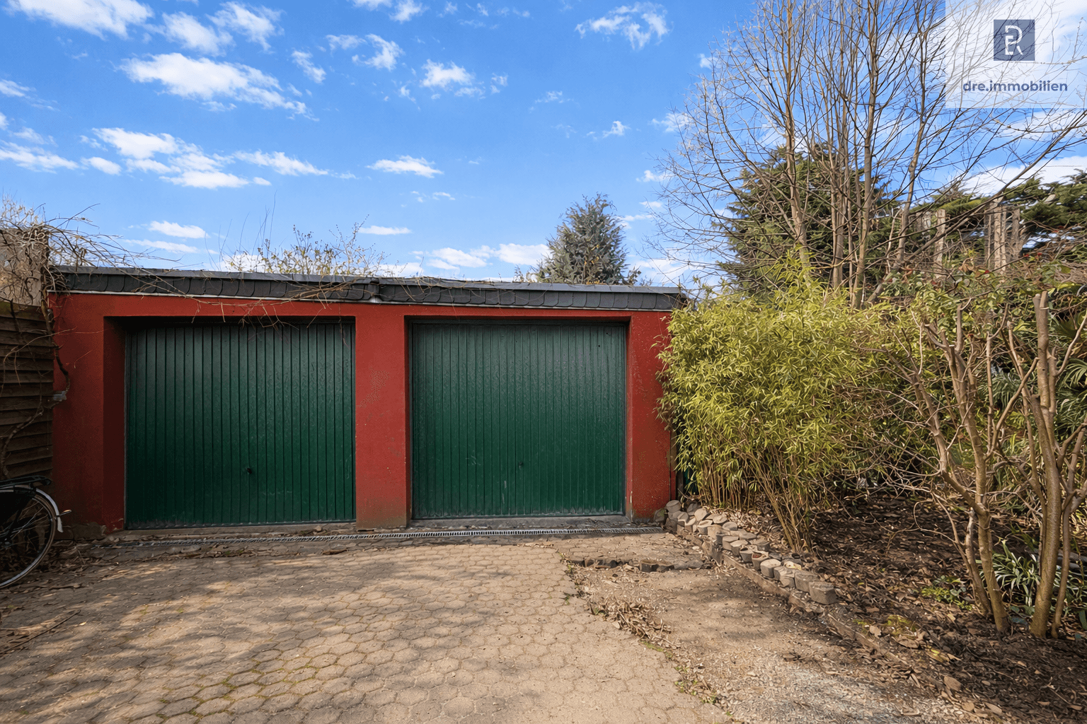Vorplatz mit Stellfläche und zwei Garagen
