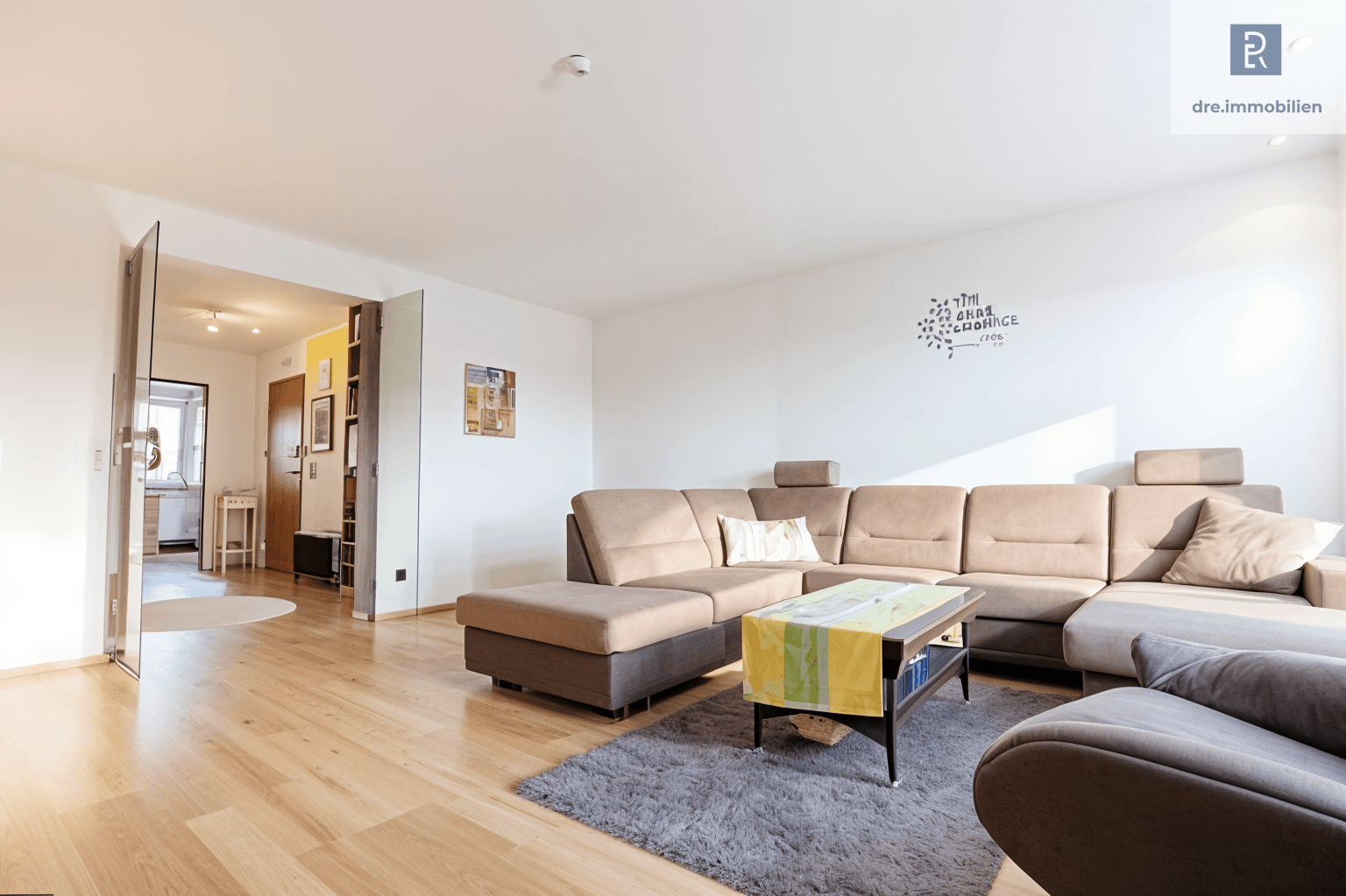 Wohnzimmer: Lichtdurchfluteter Wohnbereich mit Wohlfühlatmosphäre