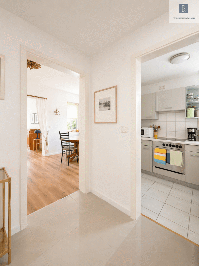 DRE - Flur mit Zugang zu Küche und Essbereich