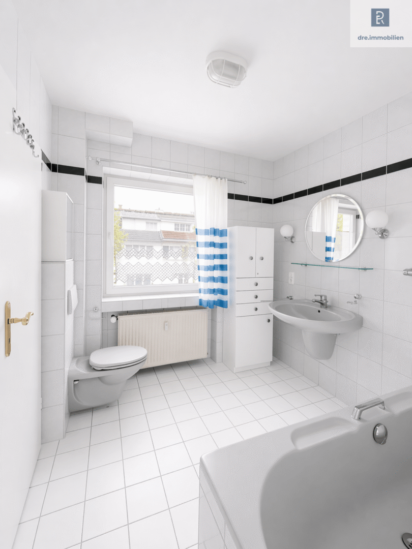 DRE - Großes Badezimmer mit Fenster und Badewanne