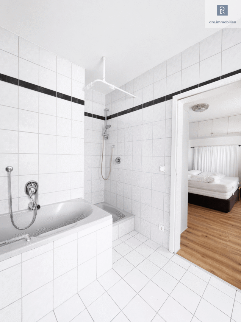 DRE - Badezimmer mit Badewanne und Dusche