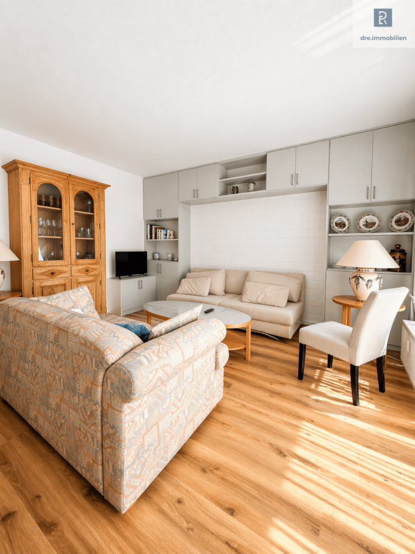 DRE - Wohnzimmer mit Sofa und Einbauschrank