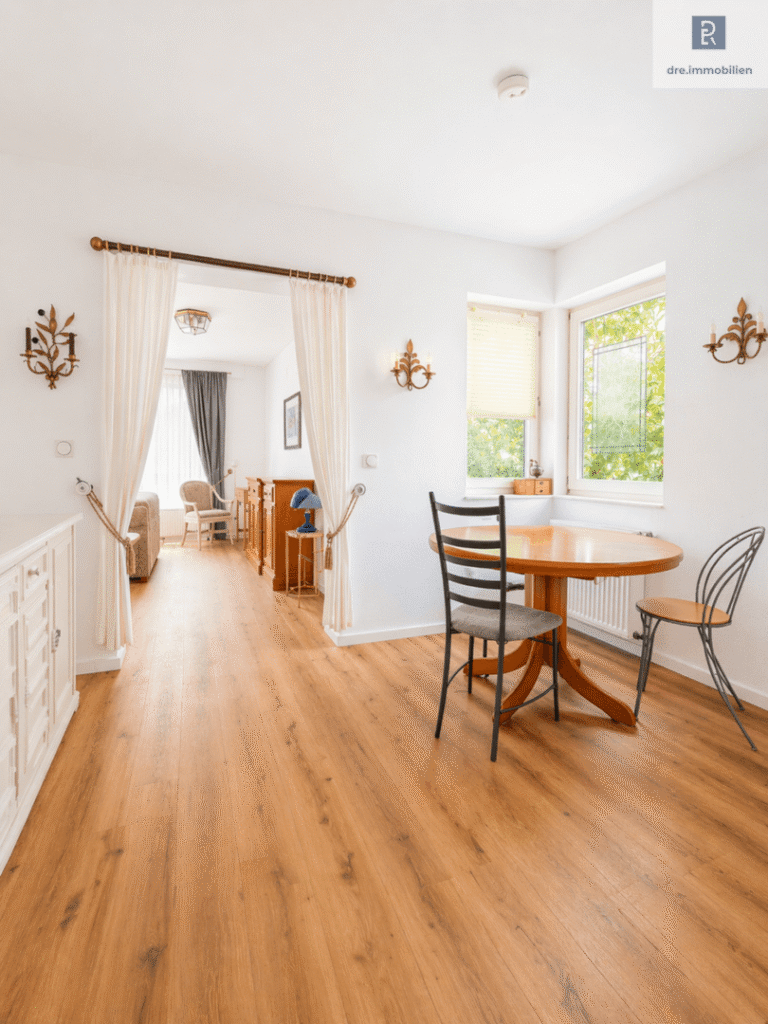 DRE - Essbereich mit Rundtisch und Zugang zum Wohnzimmer