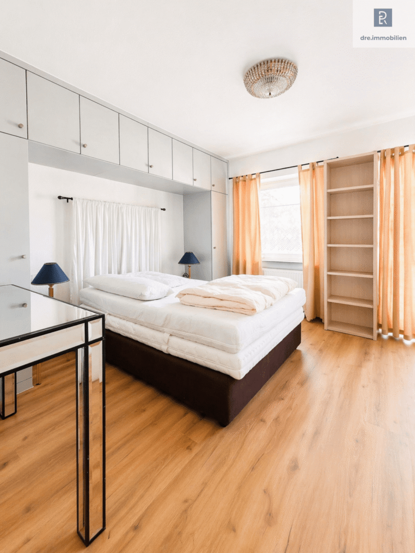 DRE - Schlafzimmer mit Doppelbett und Einbauschrank