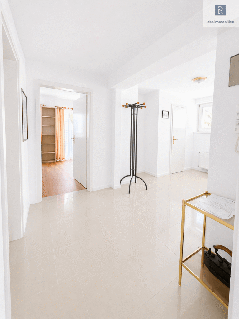 DRE - Heller Flur mit Garderobe