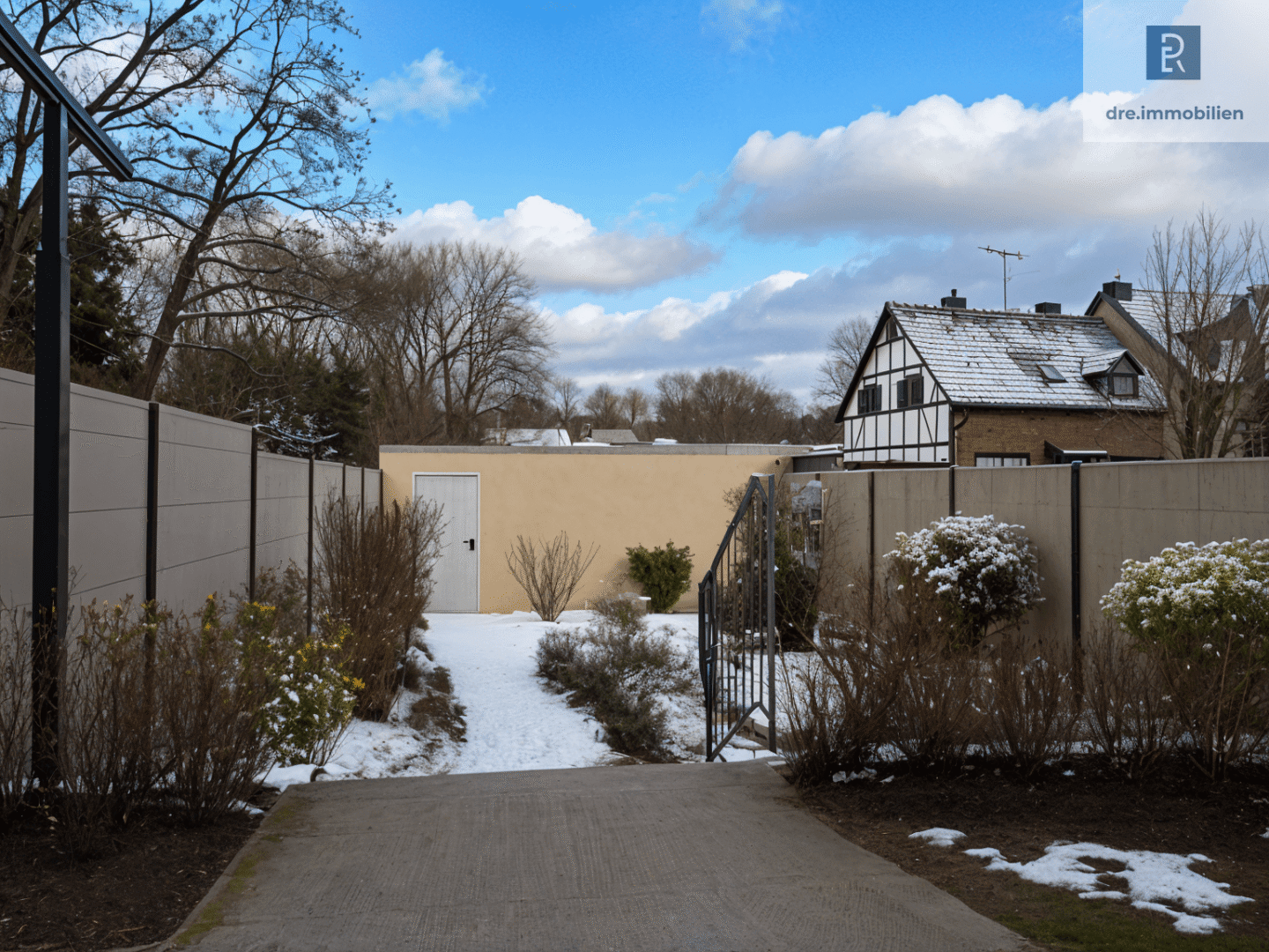 Blick von Terrasse in Garten